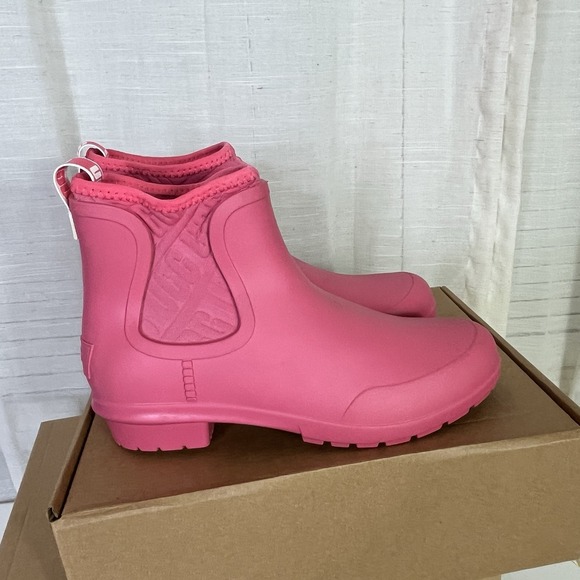 UGG Chevonne Chelsea Boots Women Size 7 Booties Pink Waterproof EUC! - Picture 4 of 9